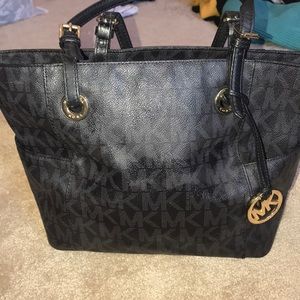 Michael Kors purse 😍😍💕 black with gold hardware